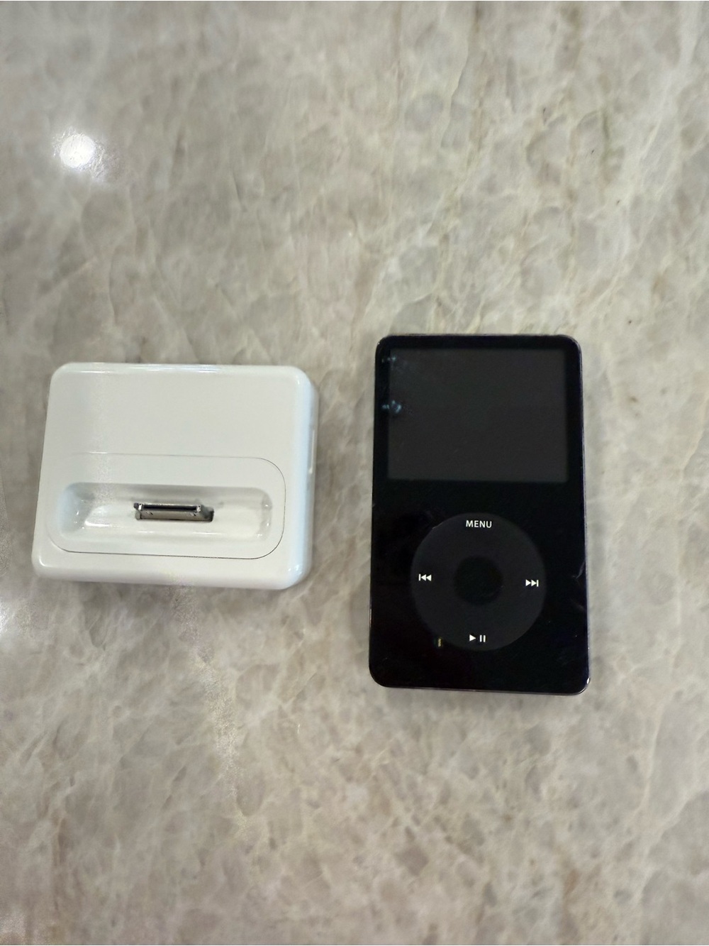 Apple Ipodclassic 5.5 generation With Video 30 GB With Charging Station